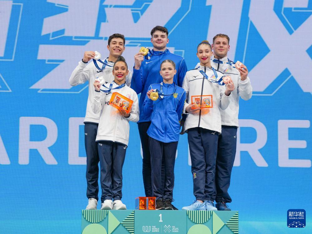 获得季军, 新华社记者